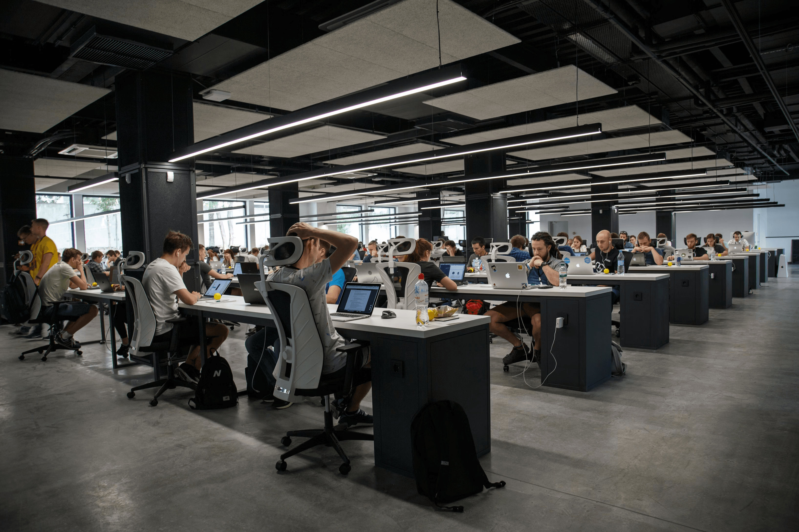 Équipe travaillant dans un bureau ouvert moderne